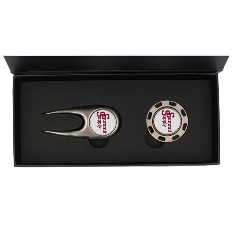 Scotsman's Divot Tool and Metal Poker Chip in a Magnetic Close Gift Box**